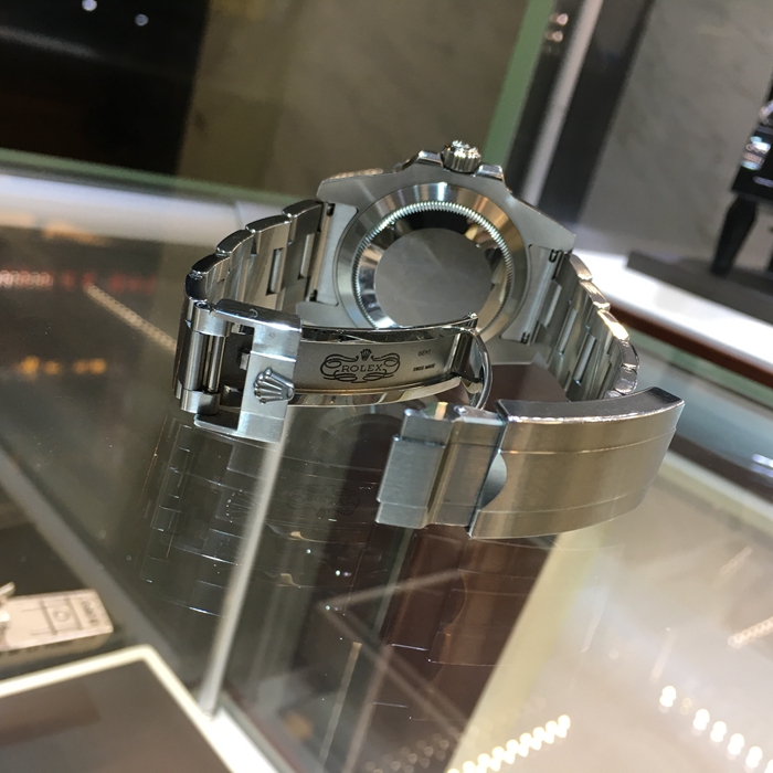 ROLEX 劳力士 潜航者型系列，116610LV-97200，40毫米表径，精钢表壳，60分钟渐进刻度单向旋转外圈，配抗刮损Cerachrom陶质字圈，铂金涂层数字及刻度，中央时、分及秒针；瞬跳日历，快速更正；秒针暂停功能以准确调校时间。自产3135型自动上弦机械机芯，动力储备48小时。专柜定价：70000元。 全套附件齐全。