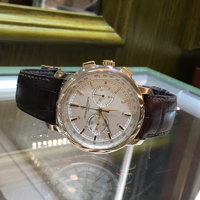 Vacheron Constantin 江诗丹顿 TRADTIONNELLE 传袭系列，47192/000B-9828。42毫米表径，18K白金表壳，银白色面盘，计时功能手动上弦机械机芯，动力储备48小时。专柜定价：392000元。 单表无附件。