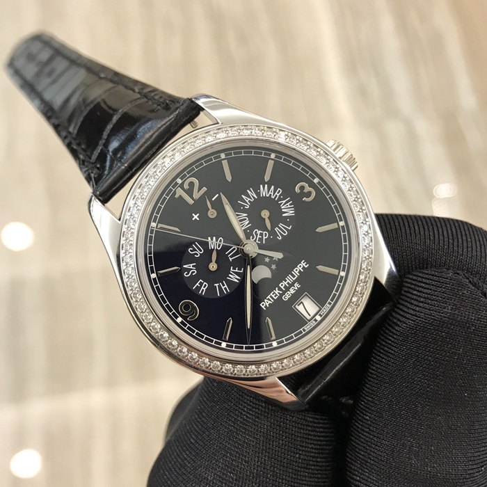 PATEK PHILIPPE 百达翡丽 复杂功能系列，5147G-001，表径39毫米，18K白金，表壳镶嵌62 颗钻石（~0.85 克拉）。海蓝色漆表盘，金质立体时标和字块。年历，指针式星期和月份显示，视窗式日期显示，月相显示，中心大秒针，指针式动力储备显示。蓝宝石水晶透盖。324 S IRM QA LU 自动上弦机械机芯，动力储备35小时-45小时。双P印记。专柜定价：485210元。