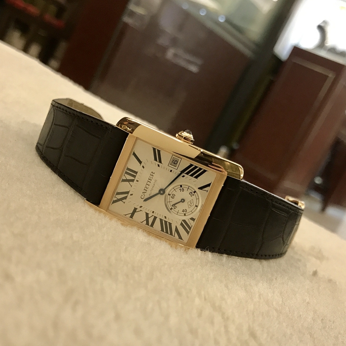 Cartier 卡地亚 Tank MC系列，W5330001，34.3*44毫米表径，18K玫瑰金表壳，18K玫瑰金多切面表冠，镶嵌一颗多切面蓝宝石，镀银扭索雕纹表盘，剑形蓝钢指针，蓝宝石水晶镜面，18K玫瑰K金折叠表扣，3时位置设日历显示窗，6时位置设小秒针表盘，蓝宝石水晶透明表背。卡地亚1904-PS MC型工作坊精制自动上链机械机芯。刘德华同款。专柜定价：154000元。 单表无附件。