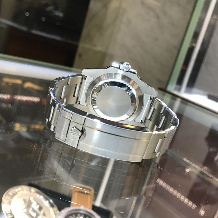 Rolex 劳力士 潜航者型，116610LN-97200，后加钻后改蓝色面盘。40毫米表径，精钢表壳，中央时、分及秒针；瞬跳日历，快速更正；秒针暂停功能以准确调校时间。自产3135型自动上弦机械机芯，动力储备48小时。专柜定价：65900元。 单表无附件。