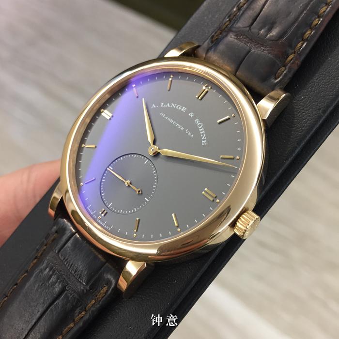 A. Lange & Sohne 朗格 萨克森系列?，307.033。40.9毫米表径，18K玫瑰金表壳?，深灰色面盘，自动上弦机械机芯，动力储备46小时。 单表无附件。