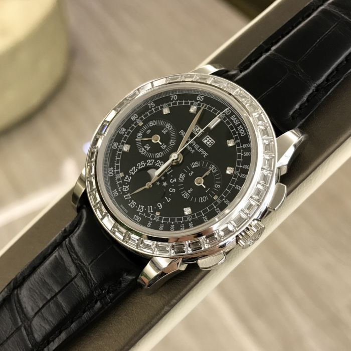 PATEK PHILIPPE 百达翡丽，超复杂功能计时系列，5971P。40毫米表径，950铂金表壳，镶嵌36颗梯形钻石（~3.88 克拉）。万年历，中心计时大秒针，指针式闰年，日期显示，视窗式，月相，月份，星期显示。黑色表盘镶嵌钻石刻度。双p印记灯笼扣。Caliber CHF 27-70 Q手动机械机芯，动力储备60小时。专柜定价：2360000元。 单表无附件。