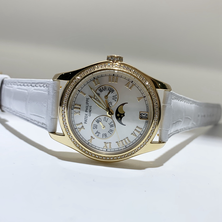 PATEK PHILIPPE 百达翡丽 复杂功能系列 ，4936J。37毫米表径，18K黄金，表壳镶嵌156颗钻石（约0.93克拉）。珍珠母贝表盘，金质罗马立体时标。年历，指针式星期和月份显示，视窗式日期显示，月相显示，中心大秒针。蓝宝石水晶透盖。CAL.324 S QA LU 自动上弦机械机芯，动力储备45小时。专柜定价：333100元。 单表无附件。