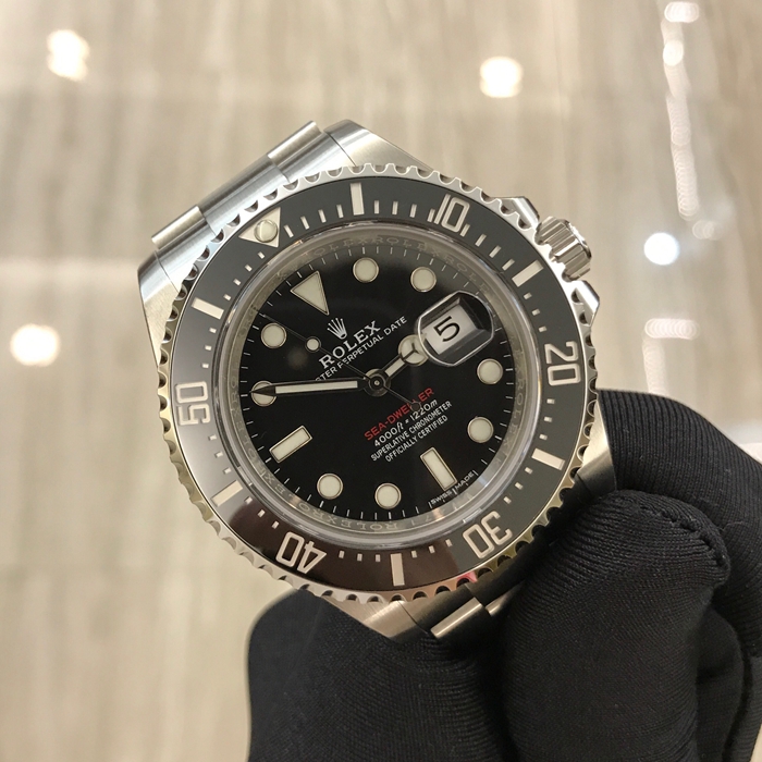 ROLEX 劳力士 DEEPSEA 海使型系列，126600。43毫米表径，精钢材质，60分钟渐进刻度单向旋转外圈，配抗刮损Cerachrom陶质字圈，铂金涂层数字及刻度。黑色表盘，中央时、分及秒针；快调瞬跳日历；秒针暂停功能以准确调校时间。蚝式三排链节表带，蚝式保险摺扣配劳力士Glidelock延展系统；蚝式摺扣伸缩链节。自产 3235型自动上链机械机芯，动力储备70小时。 未使用品全套附件齐全。