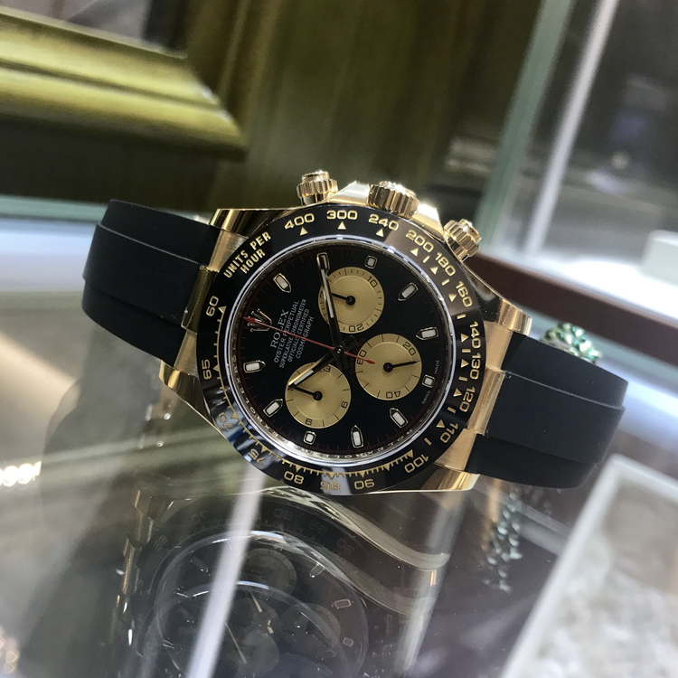 Rolex 劳力士 宇宙计型迪通拿系列，m116518ln-0039。40毫米表径，18K黄金，黑色Cerachrom陶质实心外圈连计速刻度，黑色及香槟色面盘，中央时、分及秒针；小秒针设于6点位置；通过中央指针使定时器精准至1/8秒，30分钟和12小时计时盘分别设于3点和9点位置；秒针暂停功能以准确调校时间，自产4130型自动上弦机械机芯，动力储备72小时。 未使用品全套附件齐全。