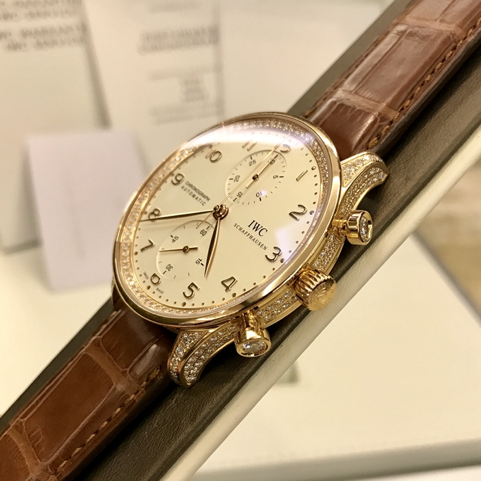 IWC 万国 葡萄牙系列，IW371486。41毫米表径，18K玫瑰金表壳镶钻，白色面盘，6点位置小秒针，计时功能自动上弦机械机芯。 全套附件齐全。