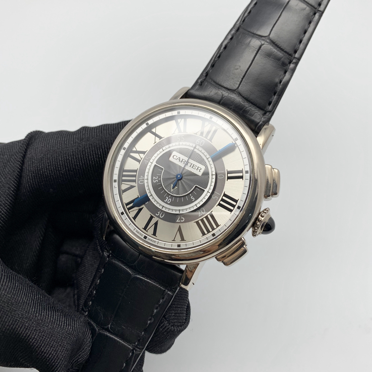 CARTIER 卡地亚 ROTONDE DE CARTIER系列，W1556051。18K白金表壳，42毫米表径，自产Cal.9907MC手动计时机械机芯，动力储备51小时。专柜定价307000元。 单表无附件。