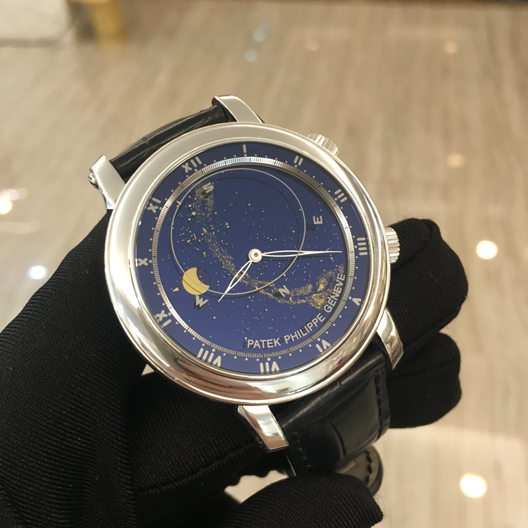 PATEK PHILIPPE 百达翡丽 超级复杂功能时计系列，5102G。43毫米表径，18K白金表壳，蓝色面盘，天文腕表，星体运行，月相盈亏显示，北半球的星体以逆时针方向在表盘上方移动。240/165自动上弦机械机芯，动力储备38-48小时。 单表无附件。