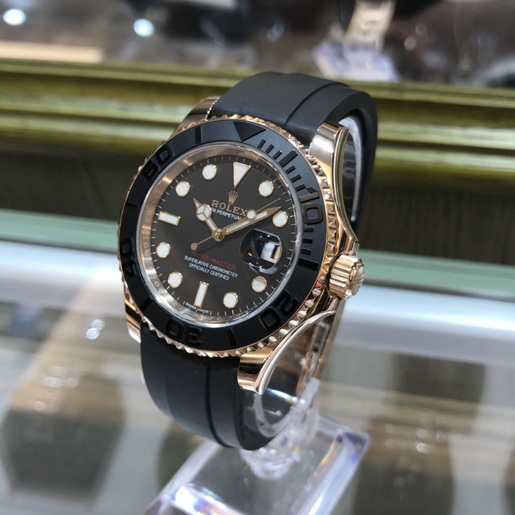 Rolex 劳力士 游艇名仕型系列，116655。40毫米表径。18K玫瑰金表壳，双向旋转60分钟刻度外圈，配亚光黑色陶质字圈，磨光立体数字及刻度，黑色面盘，三点位置双重防反光小窗凸透镜放大日历，自产3135自动上弦机械机芯，专柜定价：185000元。 单表附保卡。