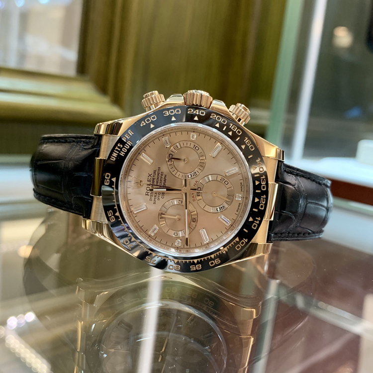 Rolex 劳力士 宇宙计型迪通拿系列，116515LN。18K玫瑰金表壳，黑色Cerachrom陶质实心外圈连计速刻度，香槟色面盘，表盘配蜗形小秒针盘；8颗方形切割钻石钟点标记，3、6及9钟点标记镶有3颗钻石，计时功能，Cal.4130自动上弦机械机芯。 单表附保卡。