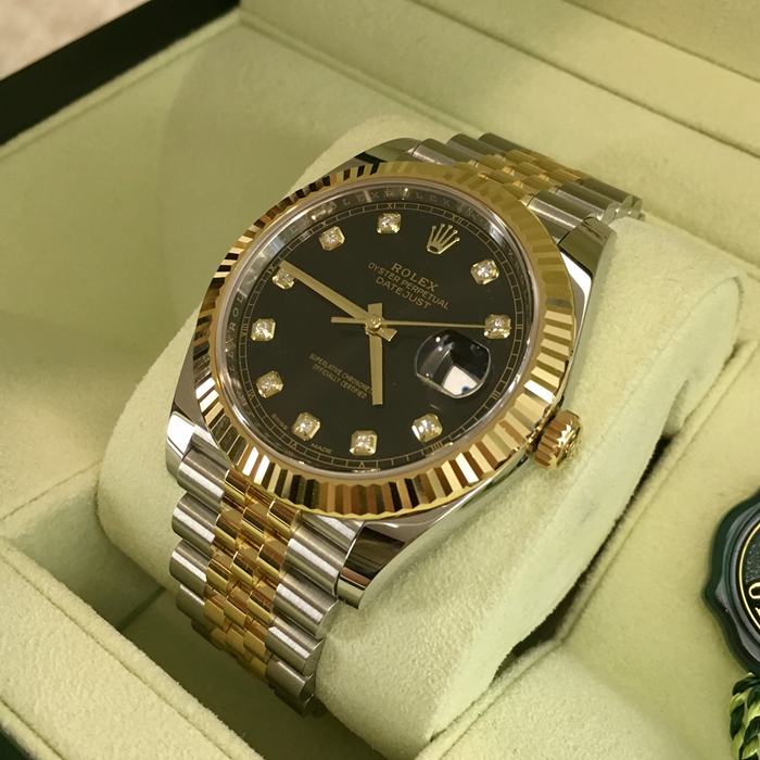 Rolex 劳力士 日志型 系列，126333镶钻。904L不锈钢和18ct黄金的组合，41毫米表径。中层表壳，旋入式底盖及上链表冠。黑色表盘镶有钻石，中央时、分及秒针；瞬跳日历，快速更正；秒针暂停功能以准确调校时间。防反光凸透式放大日历窗。纪念型五排链节表带。旋入式表冠，双扣锁双重防水系统。旋入式底盖，自产3235自动上链机械机芯，动力储备70小时。专柜定价：105600港币。