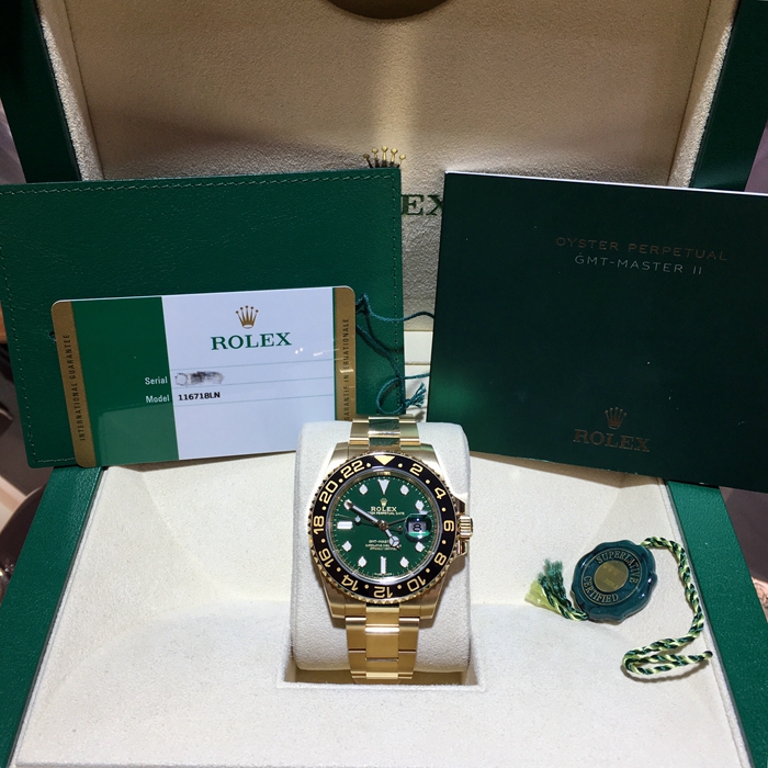 Rolex 劳力士 格林尼治型II系列，116718-LN-78208。40毫米表径，18K黄金表壳，24小时渐进刻度双向旋转外圈，配Cerachrom陶质字圈，绿色面盘，3点位置日期显示，中央时、分及秒针；24小时显示；瞬时变更独立指针显示第二时区时间；瞬跳日历；秒针暂停功能以准确调校时间，自产3186自动上弦机械机芯，动力储备约48小时。专柜定价：242300元。 全套附件齐全。