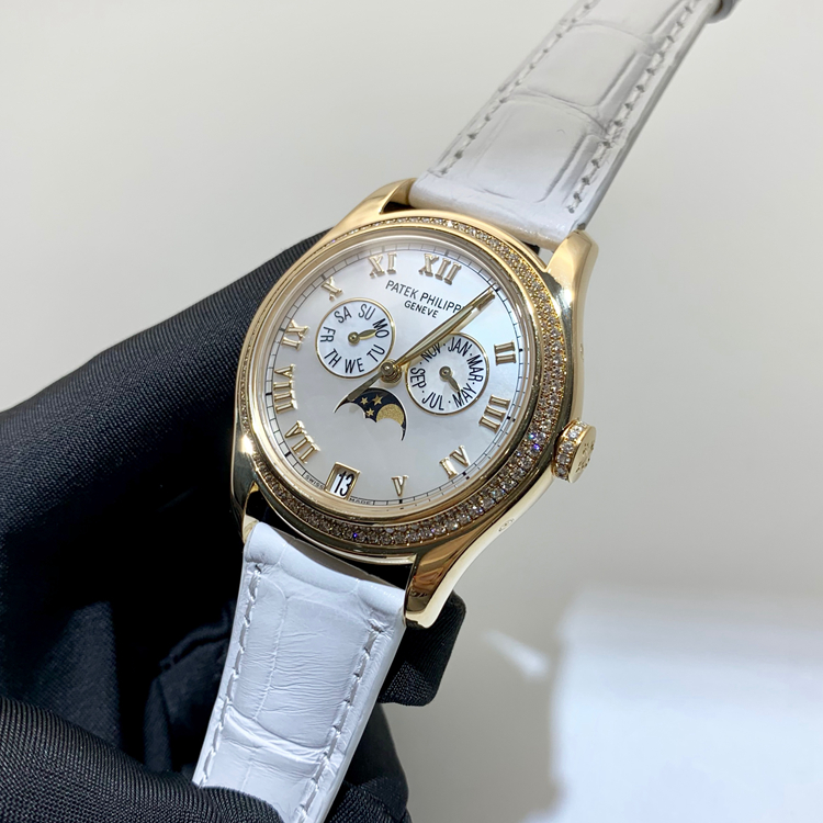 PATEK PHILIPPE 百达翡丽 复杂功能系列 ，4936J。37毫米表径，18K黄金，表壳镶嵌156颗钻石（约0.93克拉）。珍珠母贝表盘，金质罗马立体时标。年历，指针式星期和月份显示，视窗式日期显示，月相显示，中心大秒针。蓝宝石水晶透盖。CAL.324 S QA LU 自动上弦机械机芯，动力储备45小时。专柜定价：333100元。 单表无附件。