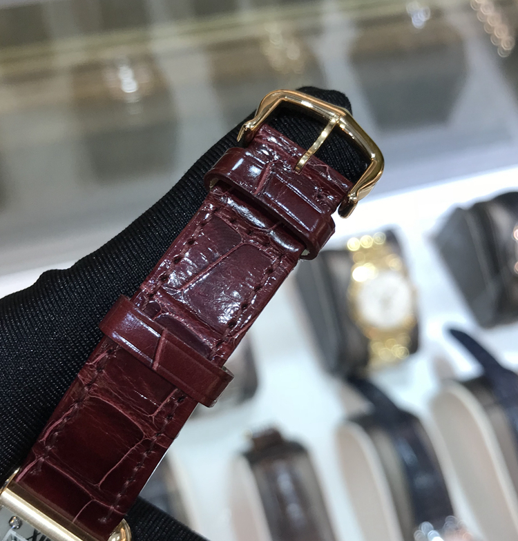 Cartier 卡地亚 Tank 坦克系列，WJTA0007。30.2 x 22.7毫米表径，18K玫瑰金表壳，镀银漆面，镶嵌11颗明亮式切割圆钻，精准石英机身，专柜定价：86500元。 单表无附件。