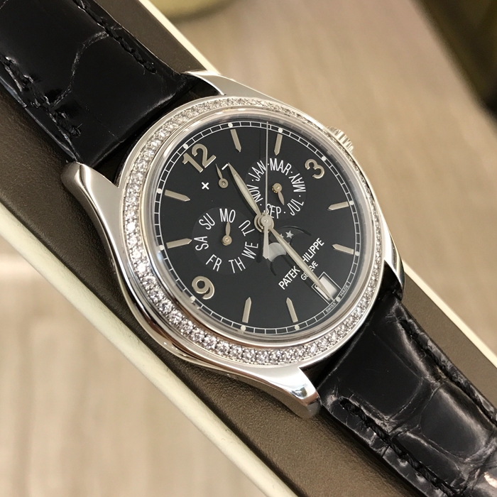 PATEK PHILIPPE 百达翡丽 复杂功能系列，5147G-001，表径39毫米，18K白金，表壳镶嵌62 颗钻石（~0.85 克拉）。海蓝色漆表盘，金质立体时标和字块。年历，指针式星期和月份显示，视窗式日期显示，月相显示，中心大秒针，指针式动力储备显示。蓝宝石水晶透盖。324 S IRM QA LU 自动上弦机械机芯，动力储备35小时-45小时。双P印记。专柜定价：485210元。