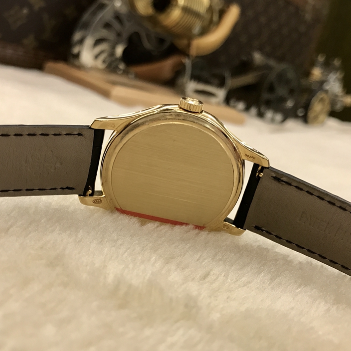 PATEK PHILIPPE 百达翡丽 Calatrava 古典表系列，5227J-001。39毫米表径，18K黄金表壳， 象牙白漆面表盘，金质立体时标，中心大秒针，3点位置视窗式日期显示，蓝宝石水晶透盖带隐形铰链防尘盖。自产324 S C自动上弦机械机芯，动力储备35-45小时。专柜定价：247700元。 单表无附件。