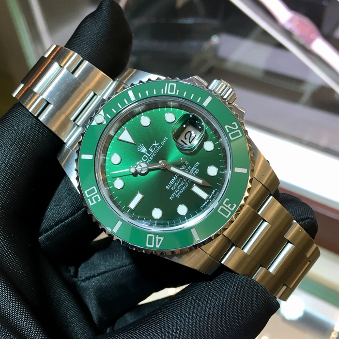 ROLEX 劳力士 潜航者型系列，116610LV-97200，40毫米表径，精钢表壳，60分钟渐进刻度单向旋转外圈，配抗刮损Cerachrom陶质字圈，铂金涂层数字及刻度，中央时、分及秒针；瞬跳日历，快速更正；秒针暂停功能以准确调校时间。自产3135型自动上弦机械机芯，动力储备48小时。专柜定价：70000元。 全套附件齐全。