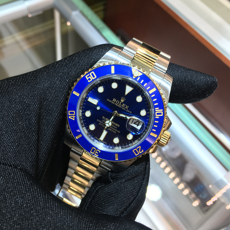 Rolex 劳力士 潜航者型，116613LB-97203。40毫米表径，18K黄金/精钢表壳，60分钟渐进刻度单向旋转外圈，配抗刮损Cerachrom陶质字圈，金涂层数字及刻度，蓝色面盘，三点位置为小窗凸透镜放大日历，中央时、分及秒针；瞬跳日历，快速更正；秒针暂停功能以准确调校时间，自产3135型自动上弦机械机芯，动力储备48小时。专柜定价：105000元。 未使用品全套附件齐全。