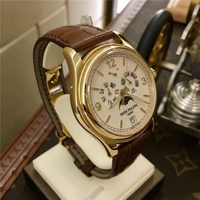 PATEK PHILIPPE 百达翡丽 复杂功能系列，5146J-001。39毫米表径，18K黄金表壳。乳白色表盘，金质立体时标和字块，中心大秒针。年历功能，指针式星期和月份显示、动力储存显示，视窗式日期显示、月相显示。自产 324 S IRM QA LU 自动上弦机械机芯，动力储备35小时-45小时。双P印记。蓝宝石水晶透盖，折叠式表扣。专柜定价：296000元。 全套附件齐全。