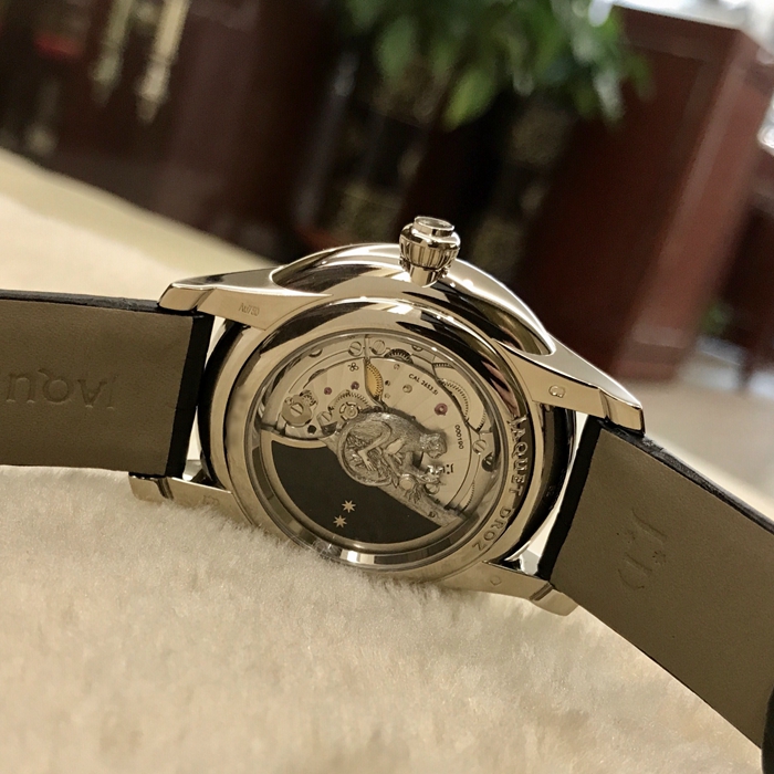 Jaquet Droz 雅克德罗 Ateliers d'art 艺术工坊系列 J005024280。41毫米表径，18K白金表壳，表盘内手工雕刻猕猴，彩绘黑贝母，18K金猴自动陀。蓝宝石水晶表镜。自动上弦机械机芯，动力储备68小时。全球限量88支。专柜定价：664000元。 单表无附件。