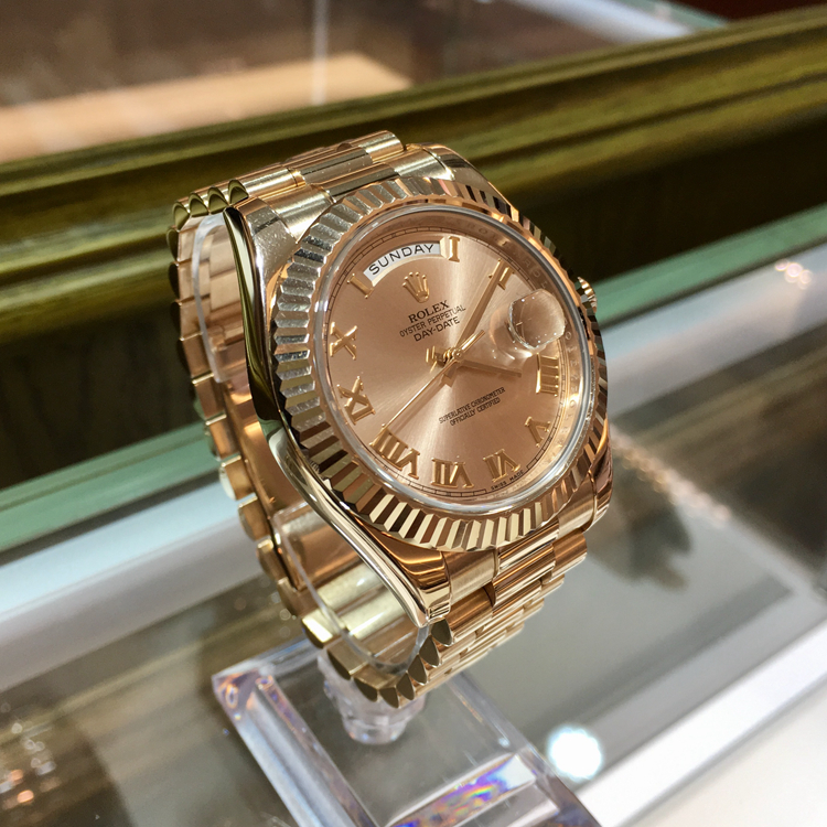 Rolex 劳力士 星期日历型系列，218235-83215。41毫米表径，18K玫瑰金表壳，粉色面盘，罗马数字时标，3点位置日期显示，12点位置为星期显示，自动上弦机械机芯。专柜定价：285500元。 全套附件齐全。