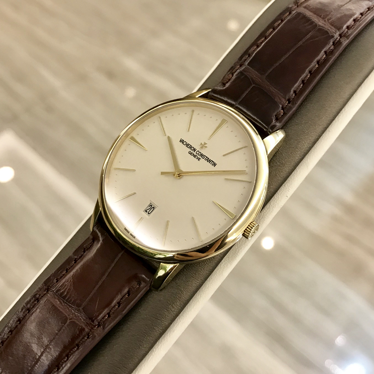 Vacheron Constantin 江诗丹顿 传承系列，85180/000J-9231。40毫米表径，18K黄金表壳，银白色面盘，6点位置为日期显示，2450 Q6自动上弦机械机芯，动力储备40小时，专柜定价：205000元。 单表无附件。