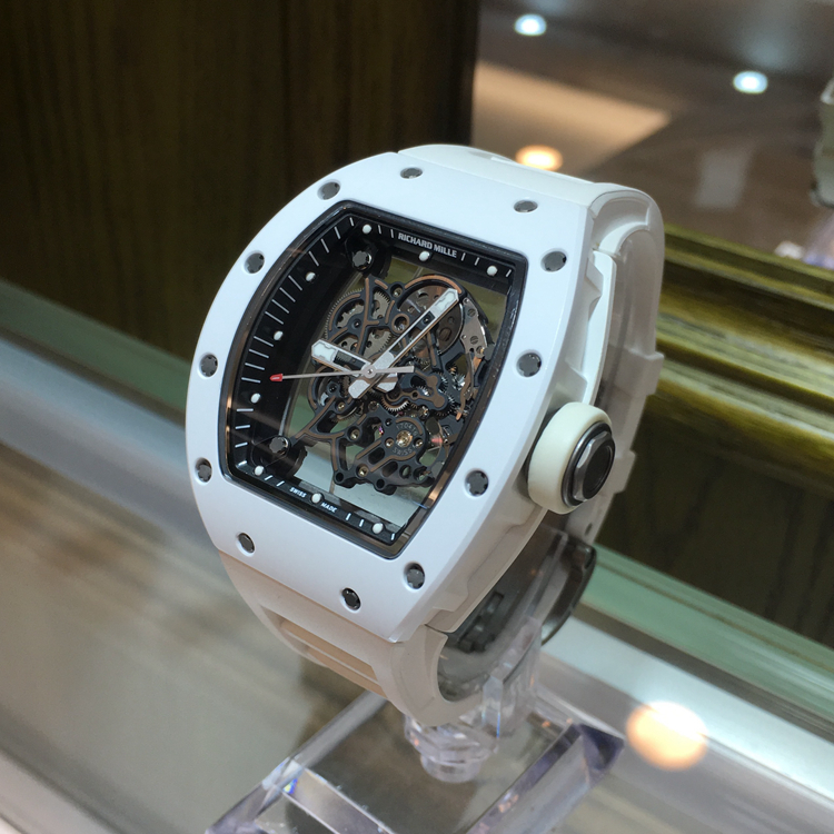 RICHARD MILLE 理查德米勒 男士系列，RM 055。42.7 x 49.9毫米表径，陶瓷表壳，黑色镂空面盘，蓝宝石镜面，手动上弦机械机芯。 单表附保卡。