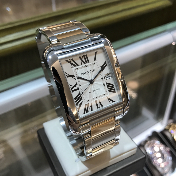 Cartier 卡地亚 Tank 坦克系列，W5310006。47x36.2毫米表径，精钢/18K玫瑰金表壳，镀银表盘，三点位置视窗式日期显示，自动上弦机械机芯。专柜定价：83500元。 单表无附件。