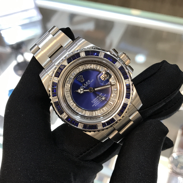 Rolex 劳力士 潜航者型，116610LN-97200，后加钻后改蓝色面盘。40毫米表径，精钢表壳，中央时、分及秒针；瞬跳日历，快速更正；秒针暂停功能以准确调校时间。自产3135型自动上弦机械机芯，动力储备48小时。专柜定价：65900元。 单表无附件。