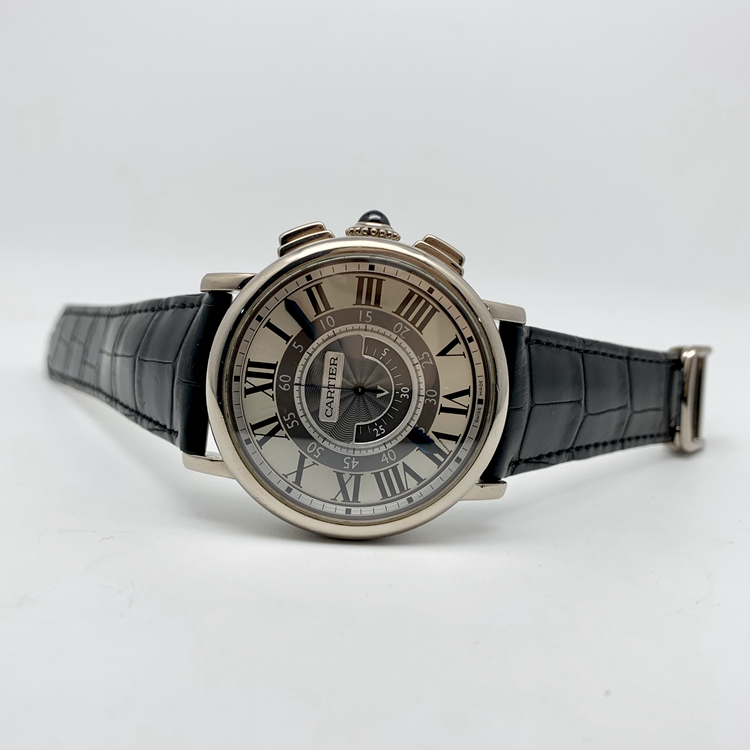 CARTIER 卡地亚 ROTONDE DE CARTIER系列，W1556051。18K白金表壳，42毫米表径，自产Cal.9907MC手动计时机械机芯，动力储备51小时。专柜定价307000元。 单表无附件。