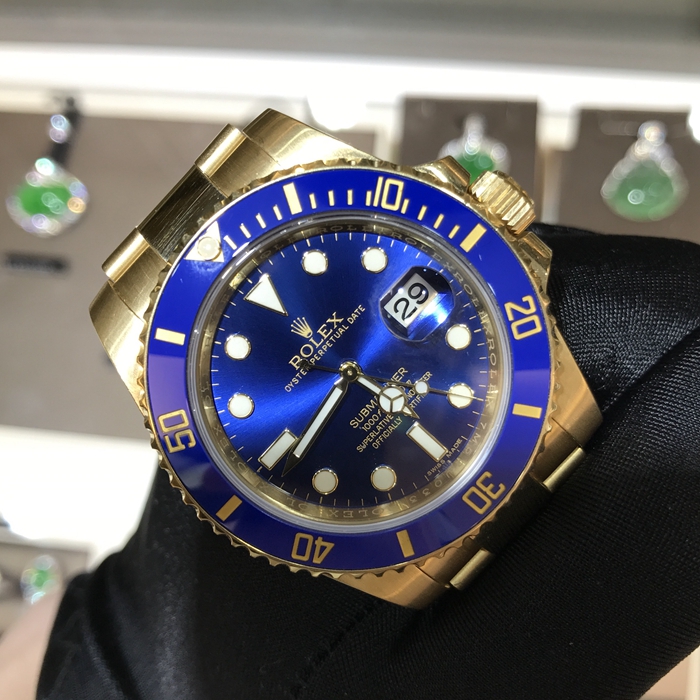 Rolex 劳力士 蚝式恒动潜航者型系列，116618LB-97208。40毫米表径，18K黄金材质。蚝式表壳结构，中层表壳，旋入式底盖及上链表冠，旋入式三扣锁三重防水系统。抗刮损蓝水晶，防反光凸透式放大日历窗。60分钟渐进刻度单向旋转外圈，配抗刮损Cerachrom陶质字圈，金涂层数字及刻度。中央时、分及秒针；瞬跳日历，快速更正；秒针暂停功能以准确调校时间。自产3135自动上弦机械机芯。动力储备48小时。专柜定价：257100元。 单表无附件。