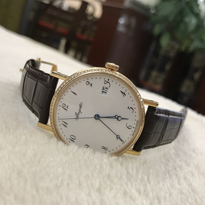 Breguet 宝玑 Classique 经典系列，5178BR。38毫米表径，18K玫瑰金原镶钻圈，大明火白色珐琅表盘搭配蓝钢宝玑针，3点位置日期显示，自动上弦机械机芯。专柜定价：218500元。 单表无附件。