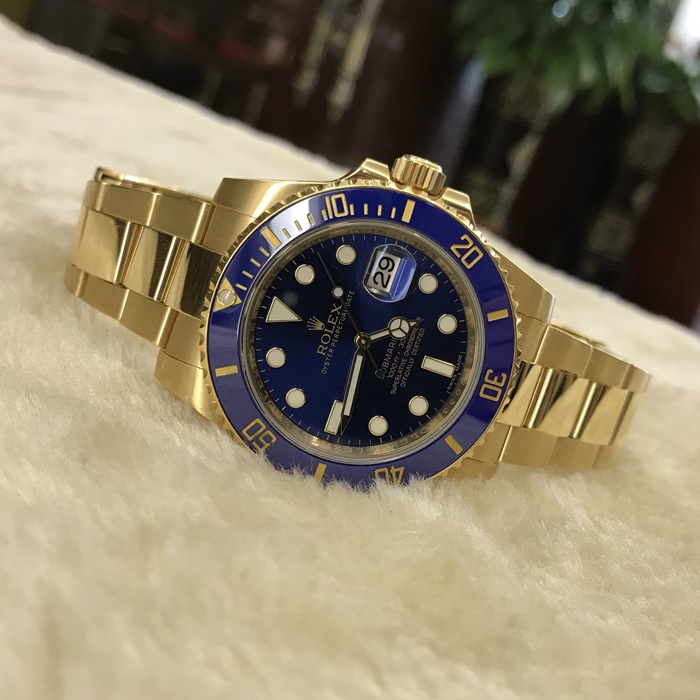 Rolex 劳力士 蚝式恒动潜航者型系列，116618LB-97208。40毫米表径，18K黄金材质。蚝式表壳结构，中层表壳，旋入式底盖及上链表冠，旋入式三扣锁三重防水系统。抗刮损蓝水晶，防反光凸透式放大日历窗。60分钟渐进刻度单向旋转外圈，配抗刮损Cerachrom陶质字圈，金涂层数字及刻度。中央时、分及秒针；瞬跳日历，快速更正；秒针暂停功能以准确调校时间。自产3135自动上弦机械机芯。动力储备48小时。专柜定价：257100元。 单表无附件。