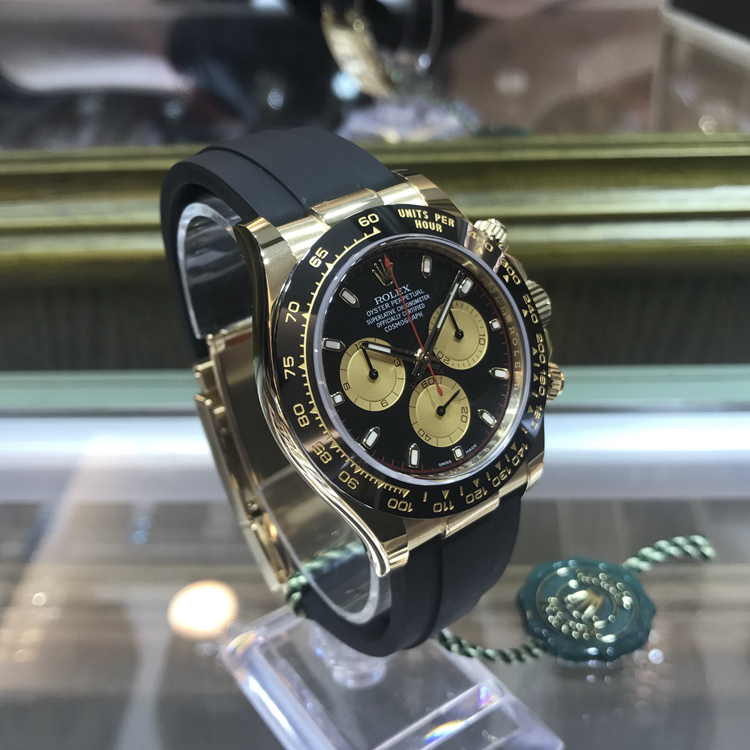 Rolex 劳力士 宇宙计型迪通拿系列，m116518ln-0039。40毫米表径，18K黄金，黑色Cerachrom陶质实心外圈连计速刻度，黑色及香槟色面盘，中央时、分及秒针；小秒针设于6点位置；通过中央指针使定时器精准至1/8秒，30分钟和12小时计时盘分别设于3点和9点位置；秒针暂停功能以准确调校时间，自产4130型自动上弦机械机芯，动力储备72小时。 未使用品全套附件齐全。