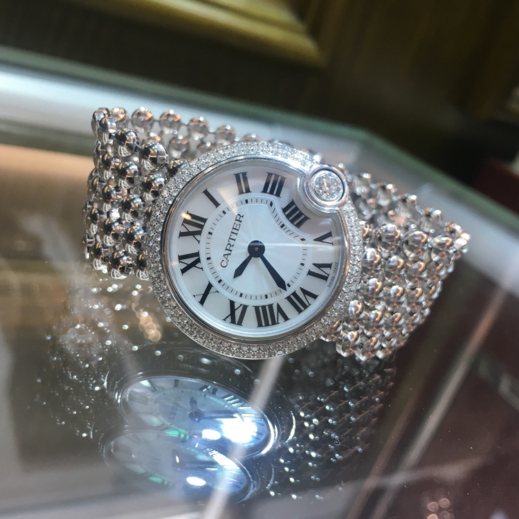 CARTIER 卡地亚 BALLON BLANC DE CARTIER系列，WE902072。30毫米表径，18K白金原钻表壳，珍珠母贝面盘，罗马数字时标，精准石英机芯，专柜定价：351000元。 单表无附件。