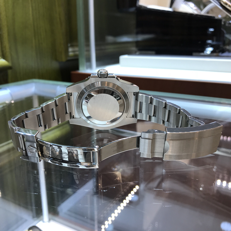 ROLEX 劳力士 潜航者型系列，黑水鬼，116610LN-97200，40毫米表径，精钢表壳，60分钟渐进刻度单向旋转外圈，配抗刮损Cerachrom陶质字圈，铂金涂层数字及刻度，中央时、分及秒针；瞬跳日历，快速更正；秒针暂停功能以准确调校时间。自产3135型自动上弦机械机芯，动力储备48小时。专柜定价：65900元。 全套附件齐全。