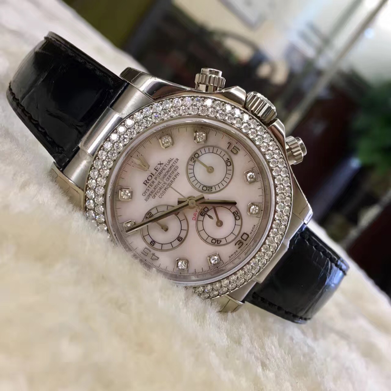 Rolex 劳力士 宇宙迪通拿系列，116589RBR。40毫米表径。18K白金表壳。超美珍珠贝母面盘，刻度8颗大包钻，表圈原镶两排钻。6点位置小秒针显示，30分钟和12小时计时分别设于3点和9点位置。 蓝宝石水晶玻璃表镜。自动上弦机械机芯，专柜定价：386800港币。 单表无附件。