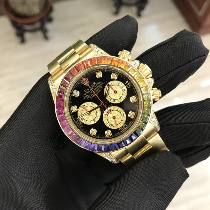 Rolex 劳力士 迪通拿系列，116528。40毫米表径，18K黄金后加钻彩虹圈，黑色表盘镶有钻石，镶托镶有钻石，中央时、分及秒针，小秒针设于6点位置，通过中央指针使定时器精准至1/8秒，30分钟和12小时计时盘分别设于3点和9点位置，秒针暂停功能以准确调校时间。蚝式三排链节表带，蚝式保险摺扣配5毫米易调链节伸展系统。旋入式精钢材质底盖，自产 4130型自动上链机械机芯。 单表无附件。