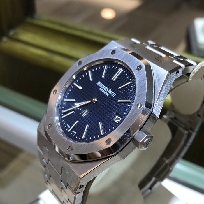 Audermars Piguet 爱彼 皇家橡树系列，15202ST.OO.1240ST.01。39毫米表径，精钢表壳搭配经反炫光处理的蓝宝石水晶玻璃镜面和底盖。蓝色表盘镌刻Petite Tapisserie 小型格纹装饰图案，搭配白金荧光立体时标和皇家橡树指针。日期显示功能，自动上弦机械机芯，动力储备40小时。 全套附件齐全。