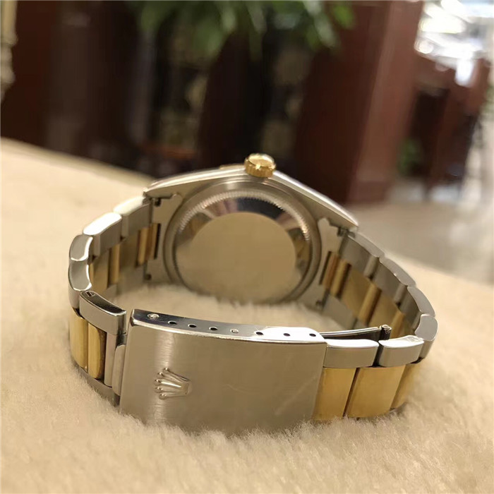 Rolex 劳力士 日志型 系列，16233镶钻。904L不锈钢和18ct黄金的组合，36毫米表径。中层表壳。灰色表盘镶有钻石，中央时、分及秒针；瞬跳日历，快速更正；秒针暂停功能以准确调校时间。抗刮损蓝水晶，防反光凸透式放大日历窗。蚝式三排链节表带。旋入式双扣锁双重防水系统表冠。旋入式底盖，自产3135自动上链机械机芯，动力储备48小时。 单表无附件。