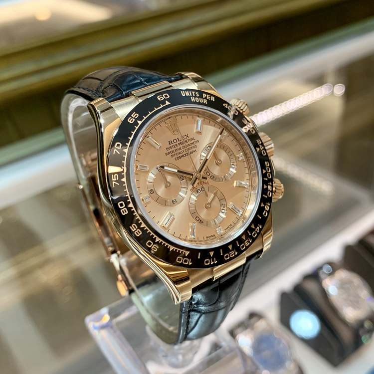 Rolex 劳力士 宇宙计型迪通拿系列，116515LN。18K玫瑰金表壳，黑色Cerachrom陶质实心外圈连计速刻度，香槟色面盘，表盘配蜗形小秒针盘；8颗方形切割钻石钟点标记，3、6及9钟点标记镶有3颗钻石，计时功能，Cal.4130自动上弦机械机芯。 单表附保卡。