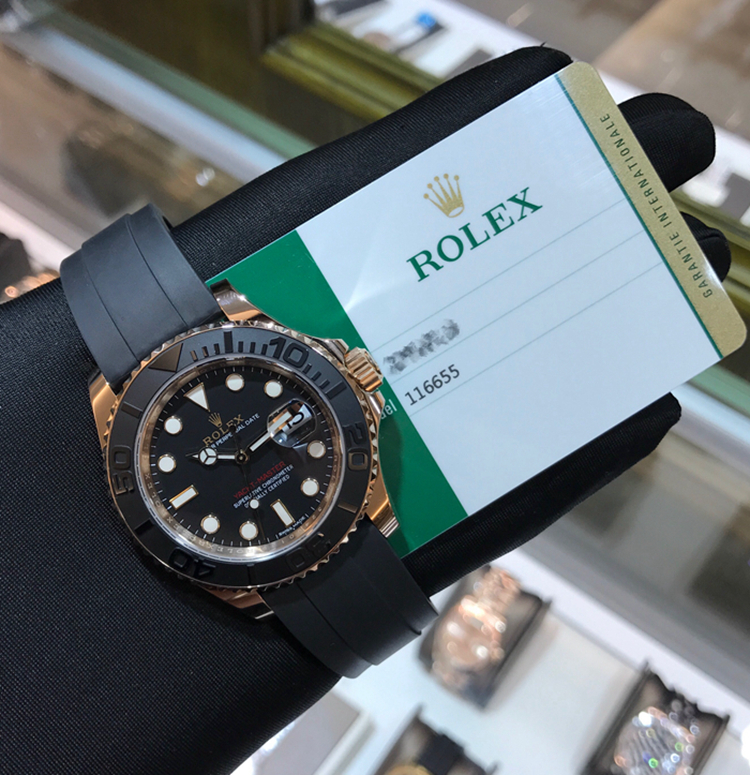 Rolex 劳力士 游艇名仕型系列，116655。40毫米表径。18K玫瑰金表壳，双向旋转60分钟刻度外圈，配亚光黑色陶质字圈，磨光立体数字及刻度，黑色面盘，三点位置双重防反光小窗凸透镜放大日历，自产3135自动上弦机械机芯，专柜定价：185000元。 单表附保卡。