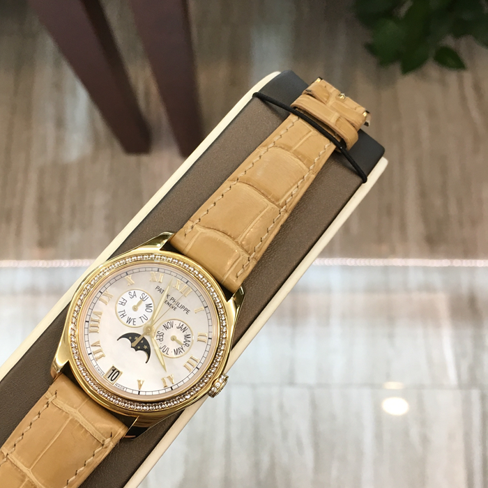 PATEK PHILIPPE 百达翡丽 复杂功能系列，4936J，表径37毫米，18K黄金，表壳镶嵌156颗钻石（约0.93克拉），表冠镶嵌14颗钻石（约0.07克拉）。白色巴厘岛珍珠母贝表盘，金质罗马立体时标。年历，指针式星期和月份显示，视窗式日期显示，月相显示，中心大秒针。蓝宝石水晶透盖。CAL.324 S QA LU 自动上弦机械机芯，动力储备35小时-45小时。专柜定价：322500元。 全套附件齐全。