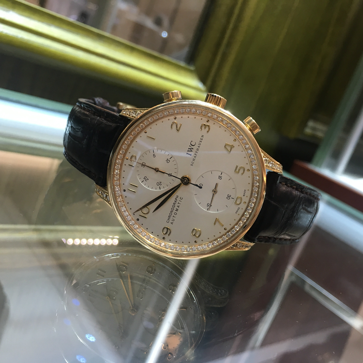 IWC 万国 葡萄牙系列，IW371478。40.9毫米表径，18K玫瑰金镶钻表壳，银灰色面盘，计时功能，自动上弦机械机芯，动力储备44小时。专柜定价：246000元。 单表无附件。