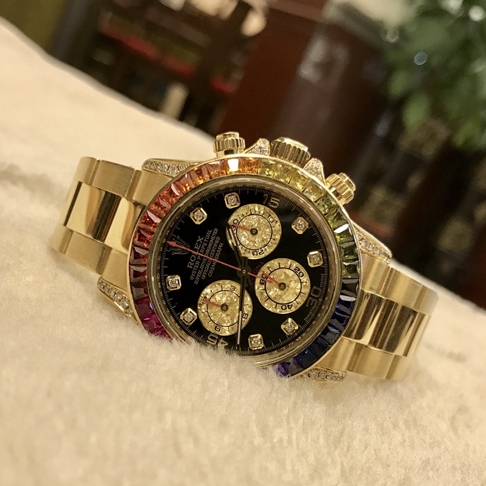 Rolex 劳力士 迪通拿系列，116528。40毫米表径，18K黄金后加钻彩虹圈，黑色表盘镶有钻石，镶托镶有钻石，中央时、分及秒针，小秒针设于6点位置，通过中央指针使定时器精准至1/8秒，30分钟和12小时计时盘分别设于3点和9点位置，秒针暂停功能以准确调校时间。蚝式三排链节表带，蚝式保险摺扣配5毫米易调链节伸展系统。旋入式精钢材质底盖，自产 4130型自动上链机械机芯。 单表无附件。