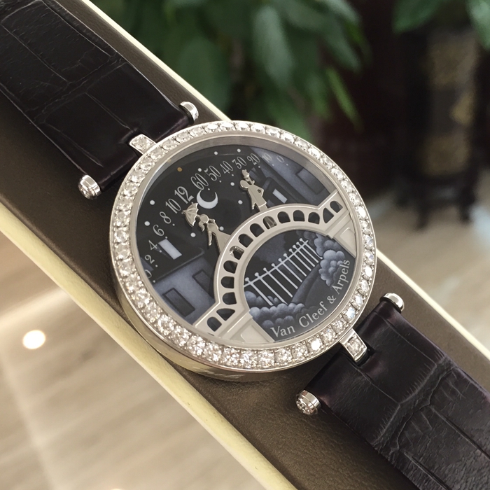 Van Cleef & Arpels 梵克雅宝 诗意复杂功能腕表系列， VCARN9VI00。梵克雅宝恋人之桥腕表的技术和创意名动一方，在表盘中，男孩显示分钟，女孩显示小时，表盘成为一对恋人的相遇地点，在每天23：55的时候女孩终于轻轻一跃，扑到男孩怀中，深情拥吻5分钟，这款腕表堪称机械与爱情的完美结合。专柜定价：880000元。 单表无附件。