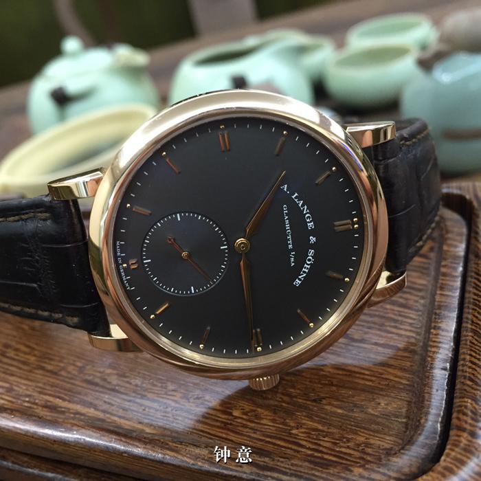 A. Lange & Sohne 朗格 萨克森系列?，307.033。40.9毫米表径，18K玫瑰金表壳?，深灰色面盘，自动上弦机械机芯，动力储备46小时。 单表无附件。