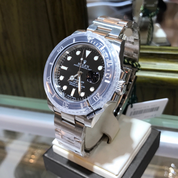 ROLEX 劳力士 潜航者型系列，黑水鬼，116610LN-97200，40毫米表径，精钢表壳，60分钟渐进刻度单向旋转外圈，配抗刮损Cerachrom陶质字圈，铂金涂层数字及刻度，中央时、分及秒针；瞬跳日历，快速更正；秒针暂停功能以准确调校时间。自产3135型自动上弦机械机芯，动力储备48小时。专柜定价：65900元。 未使用品全套附件齐全。