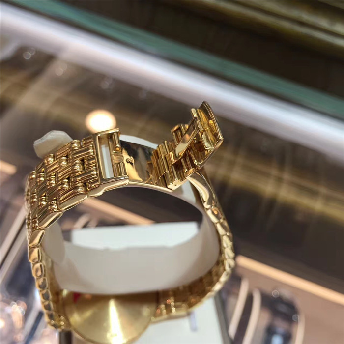百达翡丽 18K黄金表壳，30毫米表径。白色圆形表盘，金色罗马数字时标，蓝宝石水晶玻璃表镜。手动上弦机械机芯。 单表无附件。